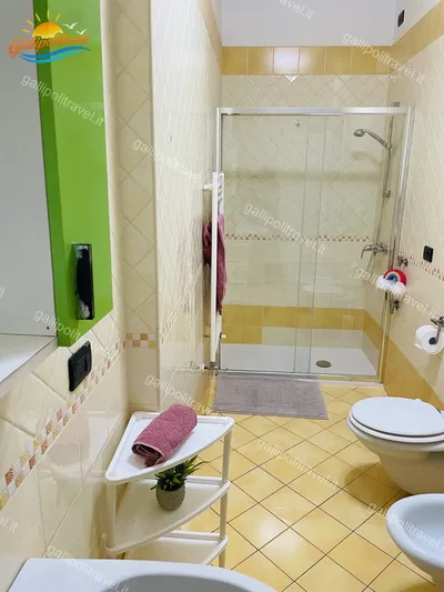 Bagno doccia, trilocale B2/1 al Residence Rosa Virginia, Gallipoli