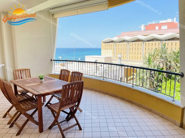 Il balcone attrezzato del trilocale B2/1 affacciato verso il lungomare di Gallipoli