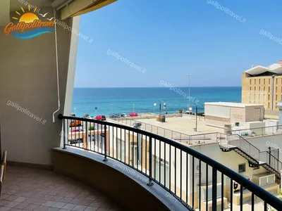 Il mare visto dal balcone di un appartamento del Residence Rosa Virginia