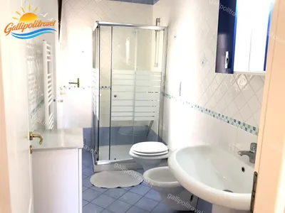 Bagno azzurro moderno, trilocale B2/2 al Residence Rosa Virginia, Gallipoli