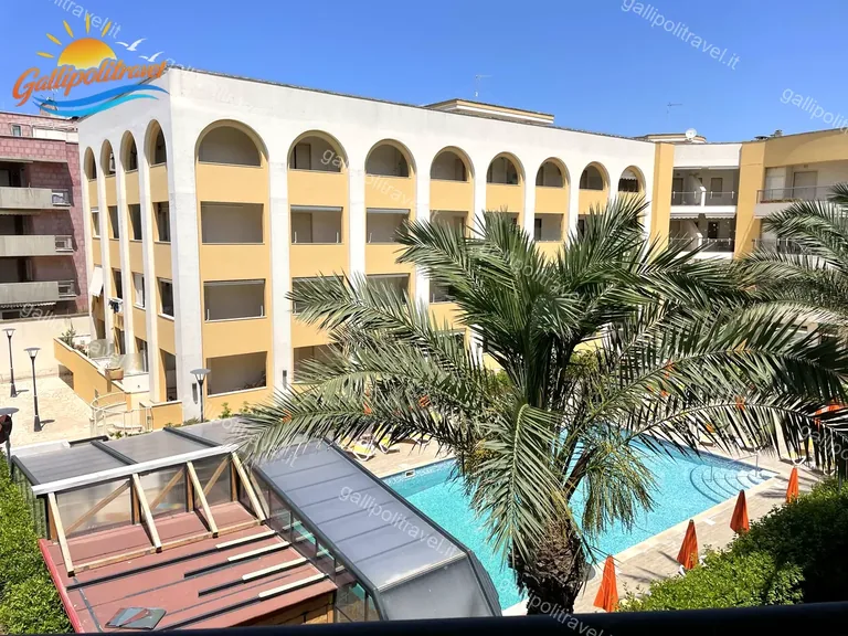 Le palme e la piscina interna del Residence Rosa Virginia a Gallipoli