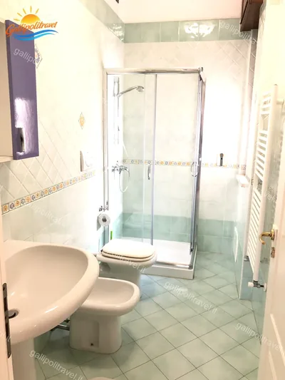 Bagno privato doccia, trilocale B2/3 al Residence Rosa Virginia, Gallipoli