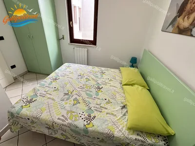 Camera letto armadio verde coperta fantasia, trilocale B2/3 al Residence Rosa Virginia, Gallipoli