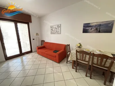 Living room divano rosso, trilocale B2/3 al Residence Rosa Virginia, Gallipoli