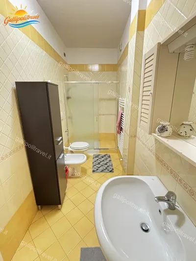 Bagno giallo doccia, trilocale B2/4 al Residence Rosa Virginia, Gallipoli