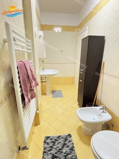 Bagno giallo lavabo asciugamani, trilocale B2/4 al Residence Rosa Virginia, Gallipoli