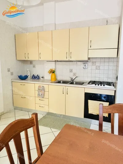 Cucina pensili crema, trilocale B2/4 al Residence Rosa Virginia, Gallipoli
