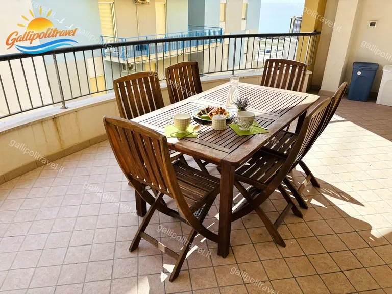Il tavolo in legno sulla terrazza del trilocale B2/4 al Residence Rosa Virginia