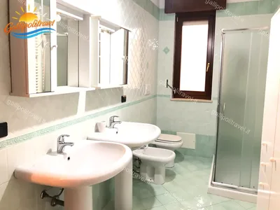 Bagno verde menta doppio lavabo doccia, trilocale D1/3 al Residence Rosa Virginia, Gallipoli