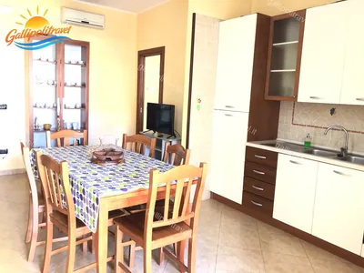Soggiorno credenza cucina bianca tv, trilocale D1/3 al Residence Rosa Virginia, Gallipoli
