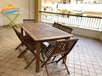 Terrazza con tavolo in teak al Residence Rosa Virginia