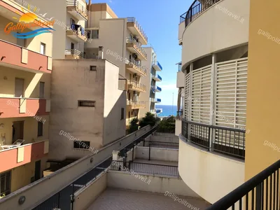 Scorcio di mare tra le palazzine del Residence Rosa Virginia