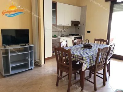 Zona pranzo angolo cottura porta finestra, trilocale D1/3 al Residence Rosa Virginia, Gallipoli