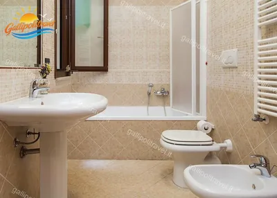 Bagno mosaico beige vasca scaldasalviette, trilocale F1/1 al Residence Rosa Virginia, Gallipoli