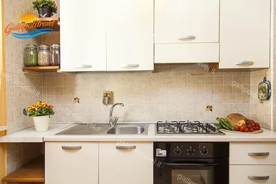 Cucina bianca mensole vasetti vetro, trilocale F1/1 al Residence Rosa Virginia, Gallipoli