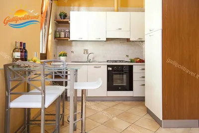 Cucina piano bar sgabelli bianchi, trilocale F1/1 al Residence Rosa Virginia, Gallipoli