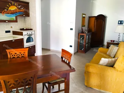 Soggiorno divano giallo, trilocale F3/2 al Residence Rosa Virginia, Gallipoli