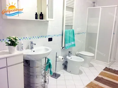 Bagno bianco asciugamano turchese doccia, trilocale H2/2 al Residence Rosa Virginia, Gallipoli