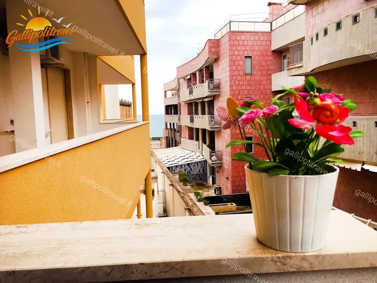 Il balconcino fiorito del trilocale H2/2 con scorcio sul mare di Gallipoli