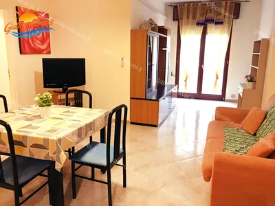 Soggiorno quadro rosa divano salmone, trilocale H2/2 al Residence Rosa Virginia, Gallipoli